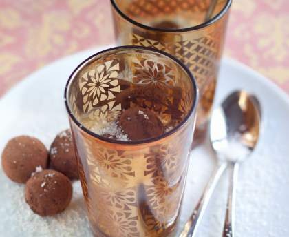 Soupe au lait de coco et truffes au chocolat