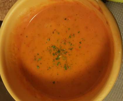 Soupe au poivron, aux oignons et à la courgette