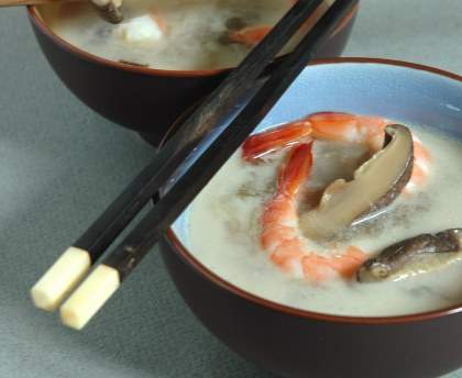 Soupe aux champignons noirs, crevettes et lait de coco