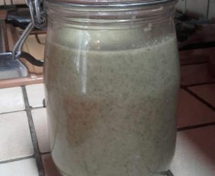 Soupe crémeuse aux fanes de radis et poudre de jambon