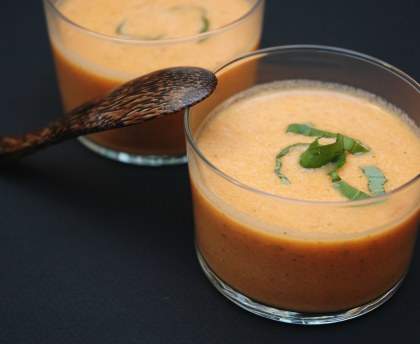 Soupe crémeuse de tomates aux herbes
