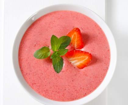 Soupe de fraises au thé vert à la menthe