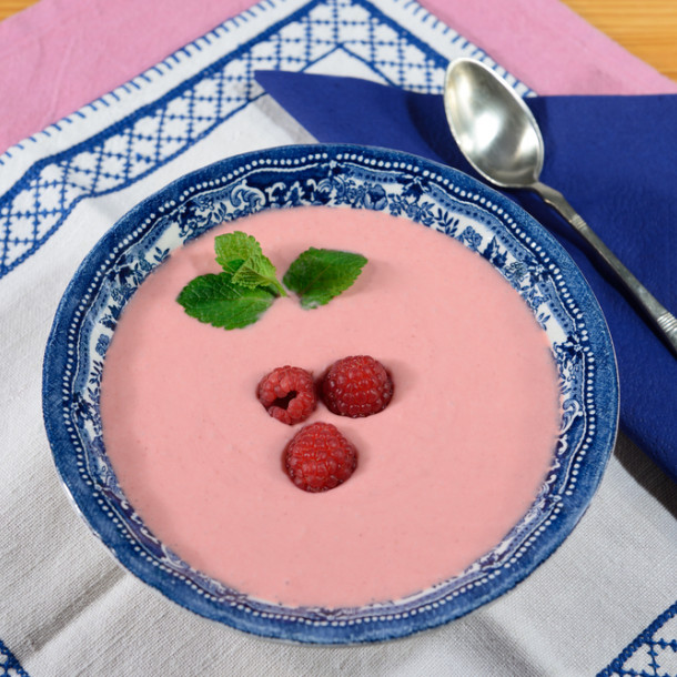 Soupe de framboises à la menthe