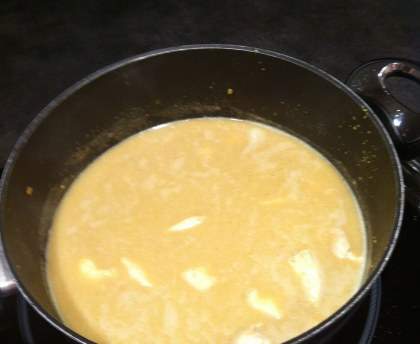 Soupe de lentilles corail au poulet et au lait de coco