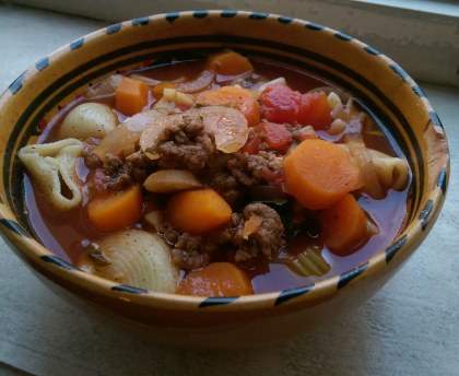 Soupe de pâtes à la tomate et au bœuf et ses petits légumes (Souvenir Italien)