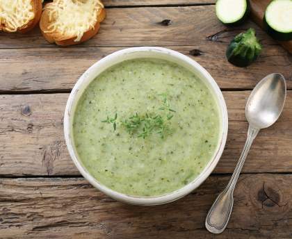 Soupe de pommes de terre-courgettes et roquefort