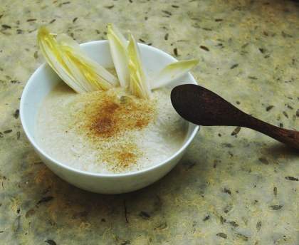 Soupe d'endive soulignée de curry