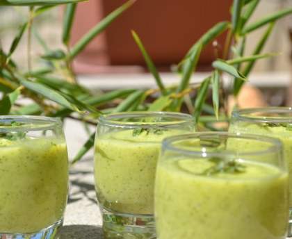 Soupe froide aux courgettes, menthe et fromage de chèvre