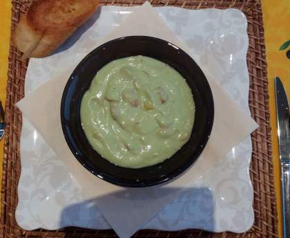 Soupe froide d'avocat aux crevettes