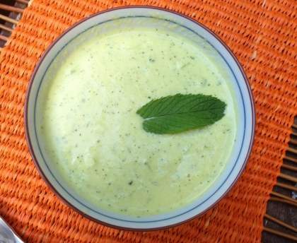 Soupe glaçée de concombres à la menthe