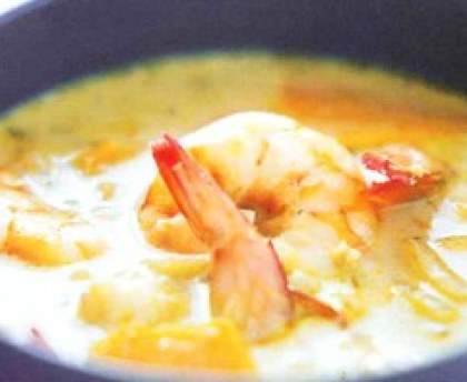 Soupe thaï piquante aux crevettes au curry rouge