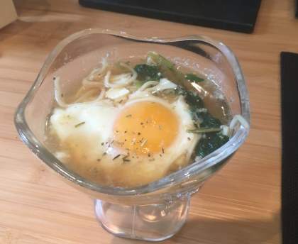 Soupe vietnamienne oeuf poché et salade