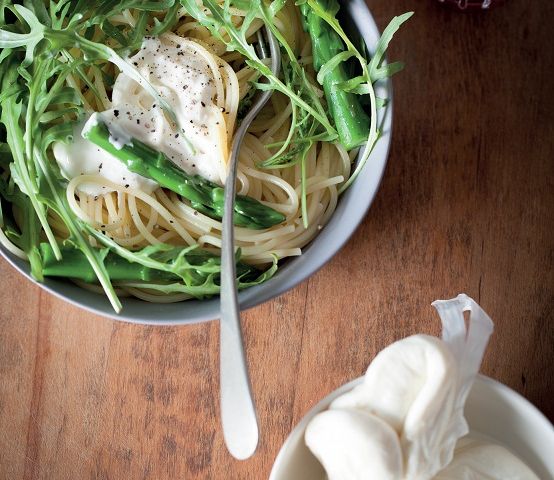 Spaghetti  à la burrata, asperges et roquette