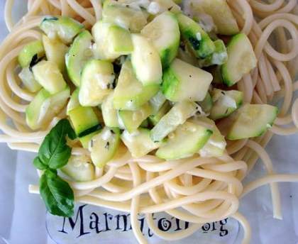 Spaghetti à l'ail et aux courgettes