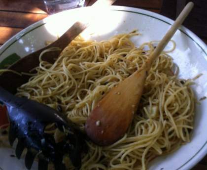 spaghetti aux asperges, artichauts et pignons
