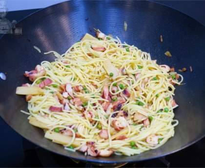 Spaghetti sauté au calamar (encornet)