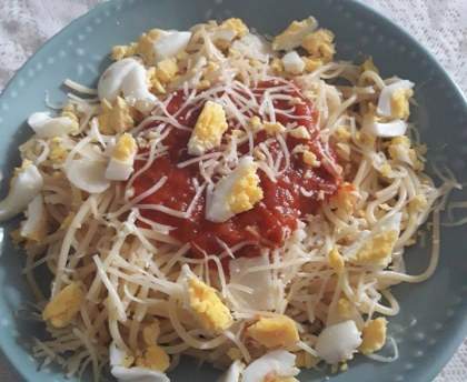 Spaghettis à la tomate, aux œufs et au parmesan