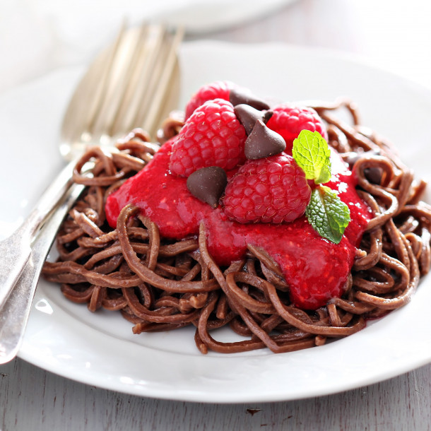 Spaghettis au chocolat, coulis de framboises