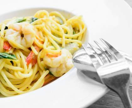 Spaghettis aux crevettes et curry