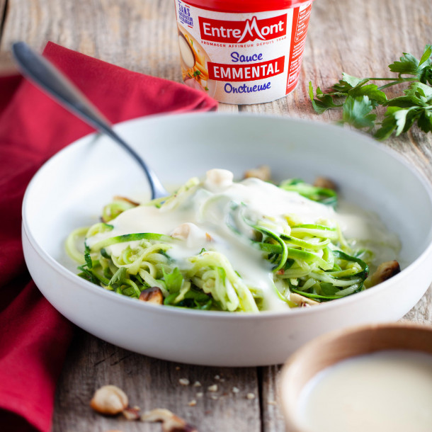 Spaghettis de courgette aux noisettes grillées et sauce emmental