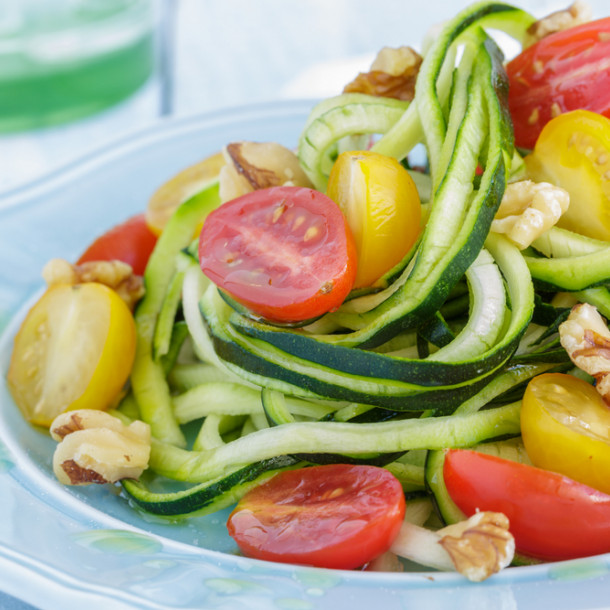 Spaghettis de courgette aux tomates cerise et noix