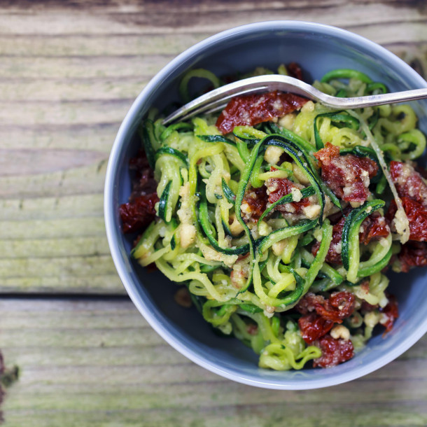 Spaghettis de courgettes aux tomates séchées et noisettes