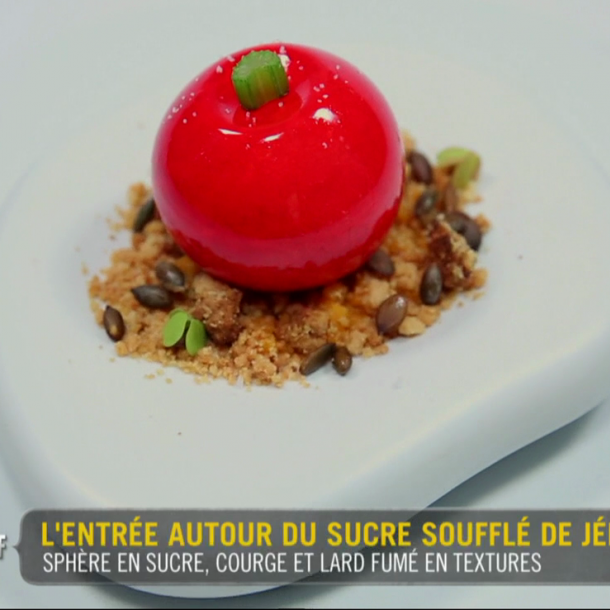 Sphère en sucre, courge et lard fumé en textures 