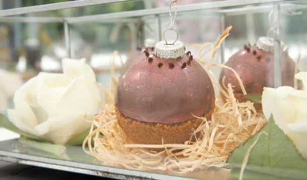 Sphère spéculoos chocolat, coulis passion-orange