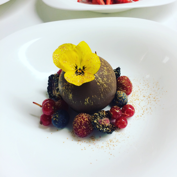 Sphère surprise à la framboise et au chocolat au lait 