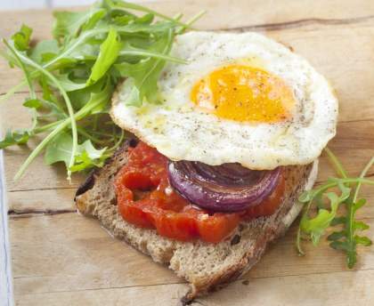 Steak de tomate sur toast
