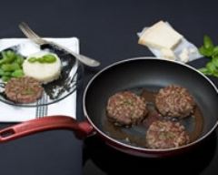 Steak haché au basilic, parmesan et sauce au vinaigre balsamique