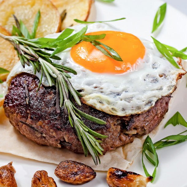 Steak haché avec oeuf à cheval