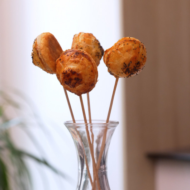 Sucettes feuilletées aux mini-bûches de chèvre Soignon