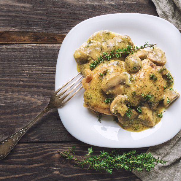 Suprêmes de volaille aux champignons-sauce crème