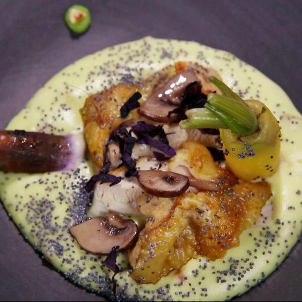 Suprêmes de volaille pochés, bouillon Thaï, mousseline de pommes de terre au wasabi et champignons confits