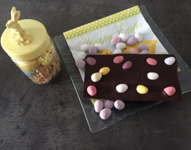 Tablette au chocolat noir et oeufs en sucre de Pâques
