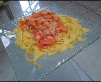 Tagliatelles au saumon, tomates et basilic
