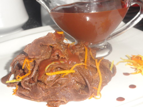 Tagliatelles de crêpes au chocolat et sa sauce chocolat orange