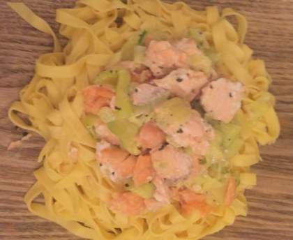 Tagliatelles fraîches aux deux saumons et aux courgettes