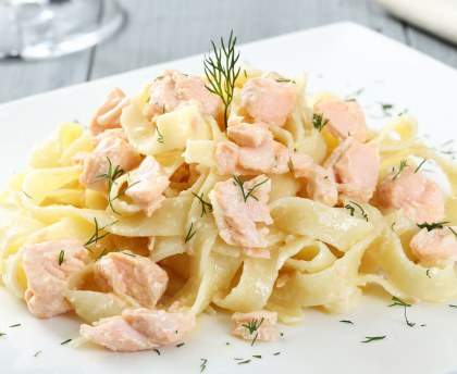 Tagliatelles froides au saumon et à la feta