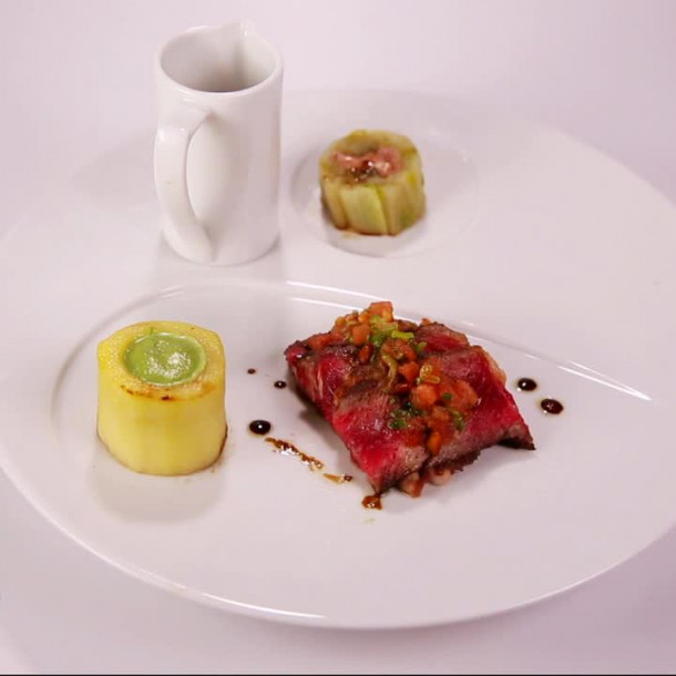 Tagliatta de côte de bœuf, pommes de terre et sauce bordelaise