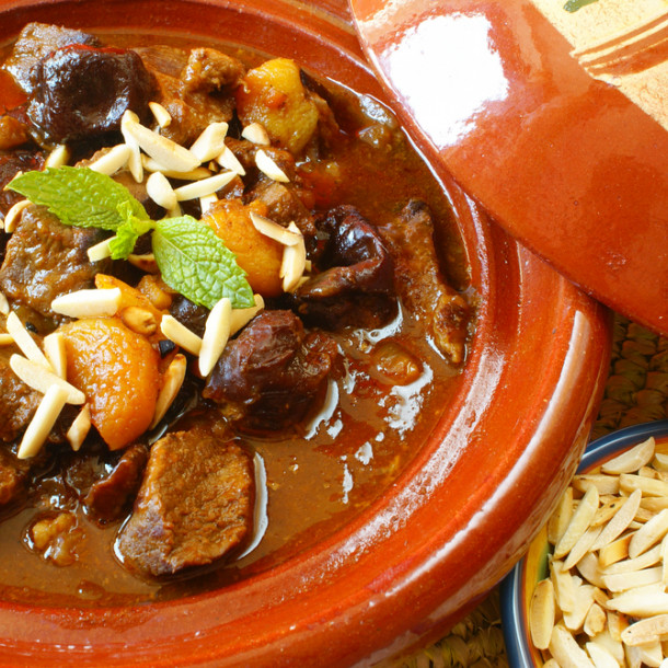 Tajine d’agneau aux pruneaux, abricots et amandes