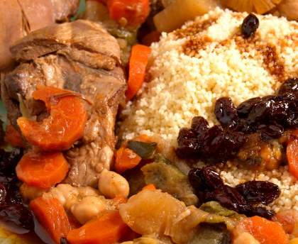 Tajine poulet, dattes, abricots secs et amandes