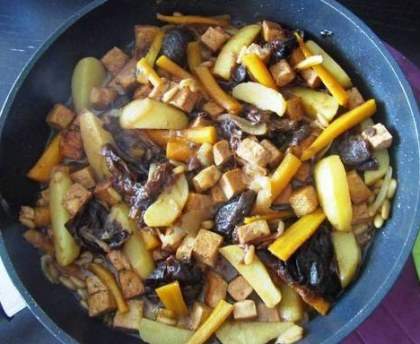 Tajine sucré-salé au tofu fumé
