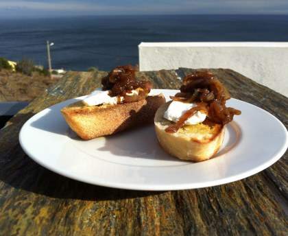 tapas chèvre frais et confiture d'oignon