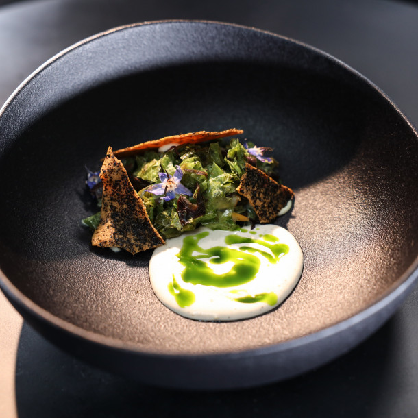 Tartare d’algues et coques, tuile de nori, émulsion wakamé, yaourt iodé et perlé à l’huile de laitue de mer