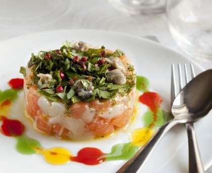 Tartare de saumon et Saint-Jacques aux herbes fraîches