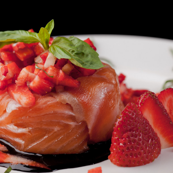 Tartare de saumon, fraise et avocat