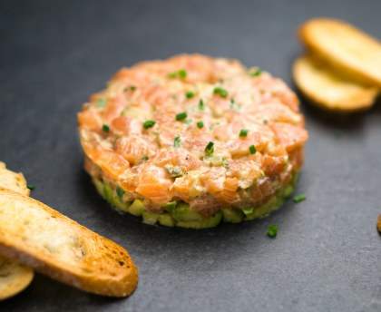 Tartare de saumon fumé à l'avocat et aux baies roses