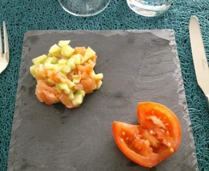 Tartare de saumon fumé et concombre à ma façon